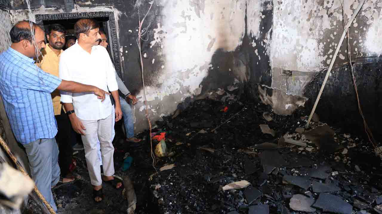 Fire Accident | కూలర్‌కు షార్ట్ సర్క్యూట్‌తో భారీ అగ్ని ప్రమాదం.. బాధిత కుటుంబాన్ని పరామర్శించిన ఎమ్మెల్యే కొత్త ప్రభాకర్ రెడ్డి