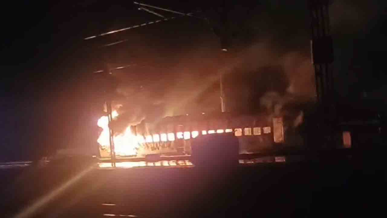 Fire Accident | కేసముద్రం రైల్వే స్టేషన్లో ఆగి ఉన్న రైలు బోగి దగ్ధం