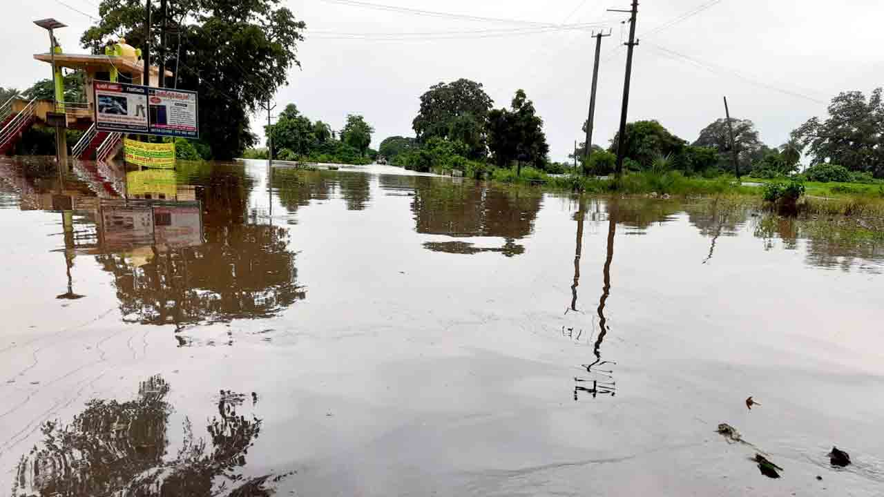 Pakala Vagu | పాకాల వాగు బ్రిడ్జిపై ఉధృతంగా వరద నీరు.. మండలాల మధ్య నిలిచిన రాకపోకలు