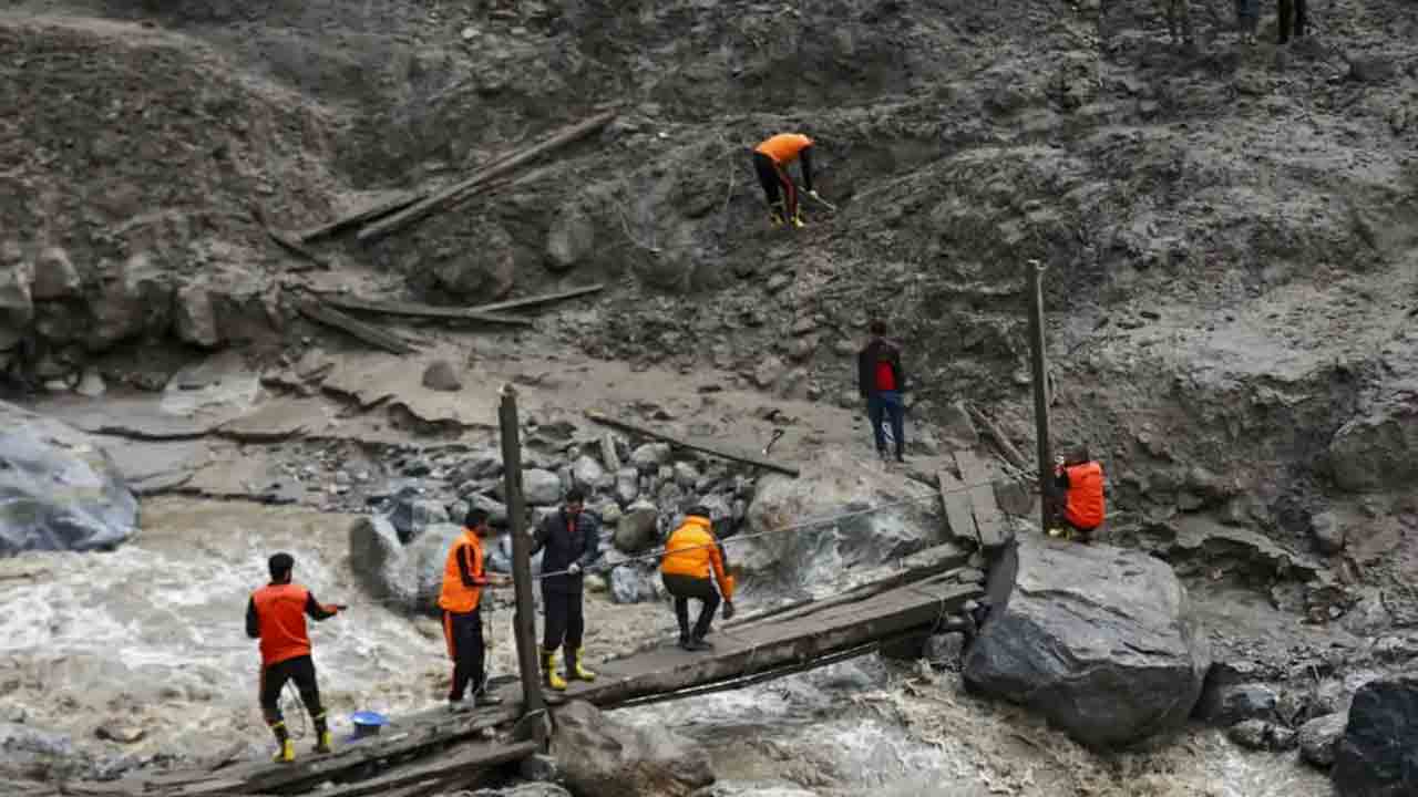 Kishtvar Floods | వరద ఉద్ధృతికి 65కు చేరిన మృతుల సంఖ్య.. శిథిలాల కింద ఇంకెందరో..!