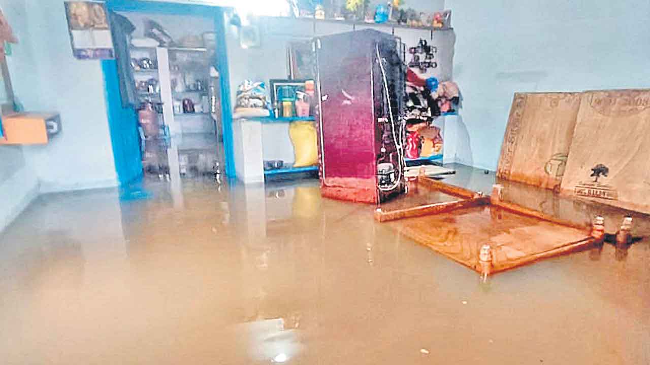 రాష్ట్రవ్యాప్తంగా విస్తారంగా వర్షాలు.. ములుగు జిల్లా అతలాకుతలం