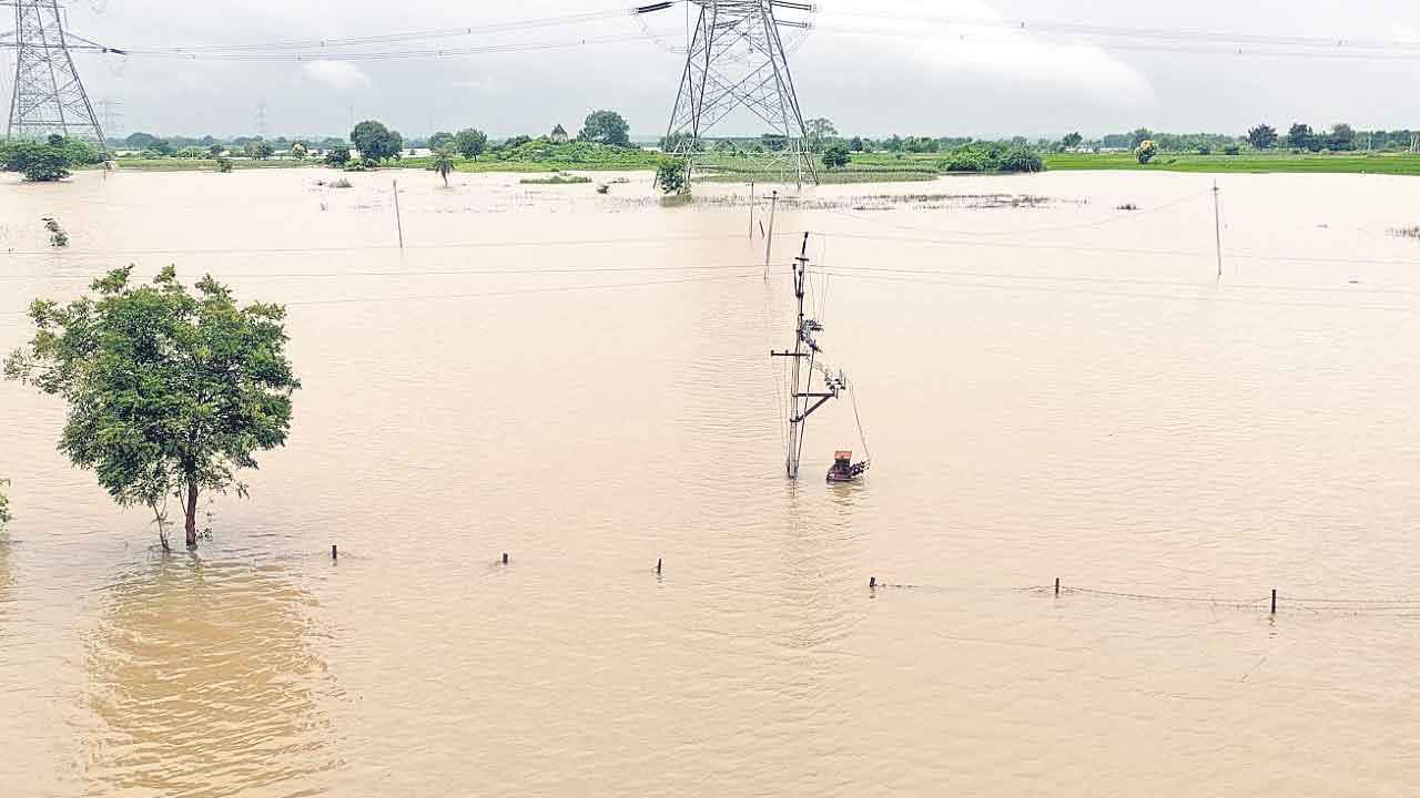 అతలాకుతలం..  వర్ష బీభత్సంతో అపారనష్టం