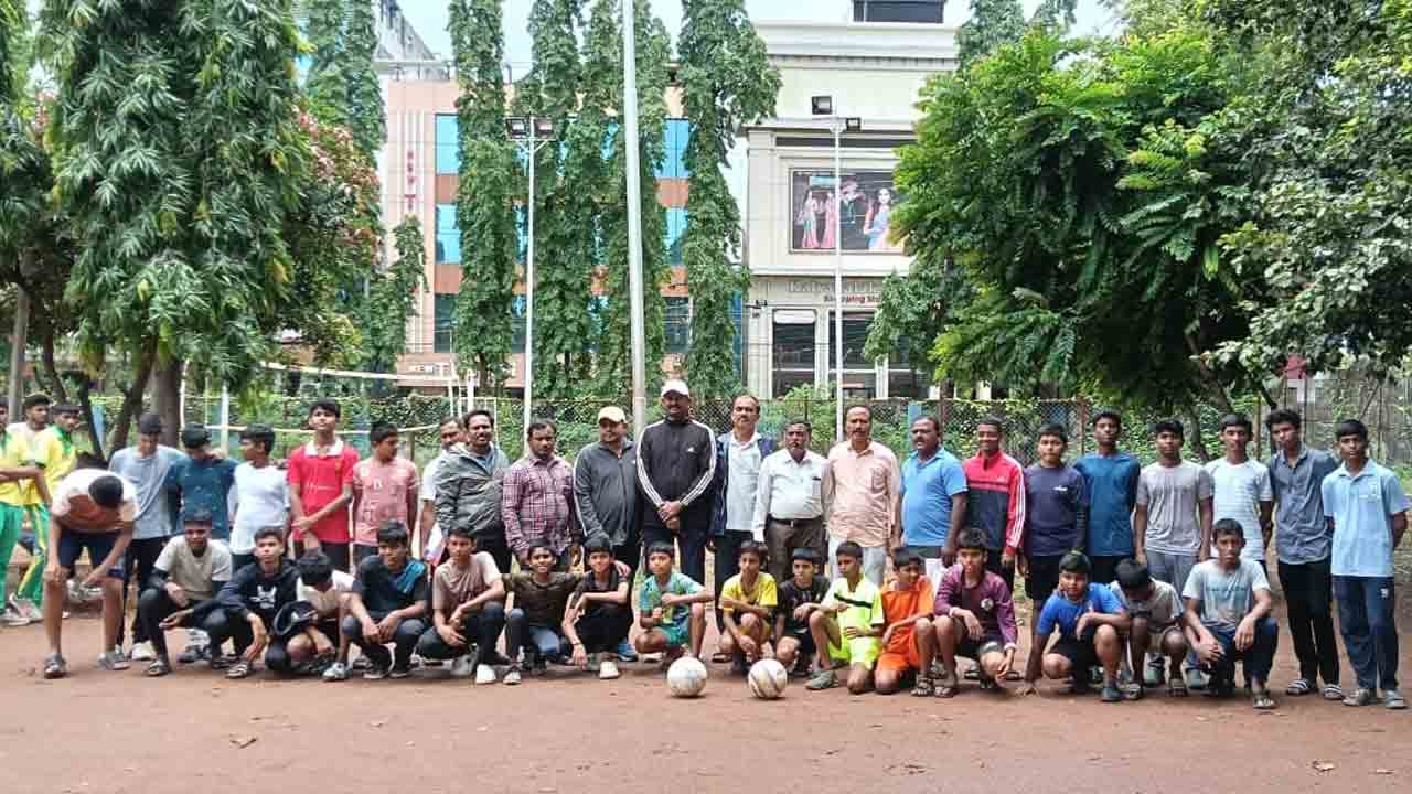 Volleyball | జవహర్‌లాల్‌ నెహ్రూ స్టేడియంలో వాలీబాల్‌, ఫుట్‌బాల్‌ సెలక్షన్స్​