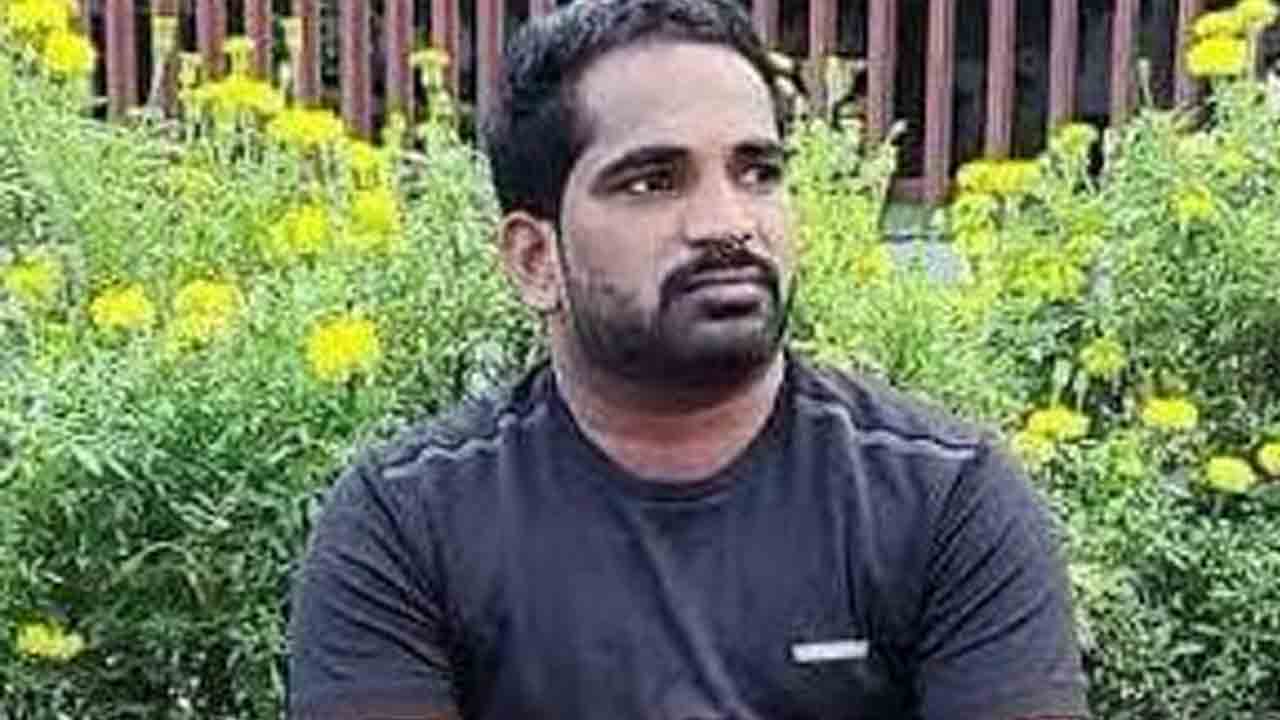 Fraud | నేను ఎంపీ కొడుకునంటూ మోసాలు.. ట్రాఫిక్‌ సిగ్నల్‌ వద్ద దొరికిపోయాడు