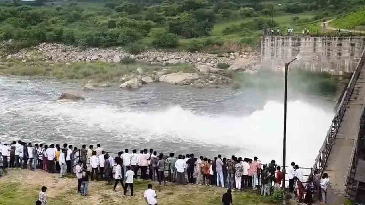 Gaddenna Vagu Project | నిండిన గడ్డెన్నవాగు ప్రాజెక్టు.. మూడు గేట్లు ఎత్తివేత