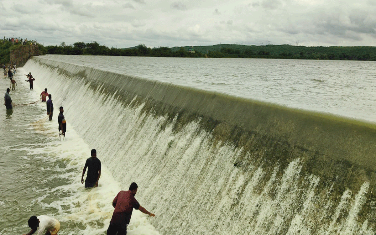 Rajapeta : గంధమల్ల చెరువు పరవళ్లు