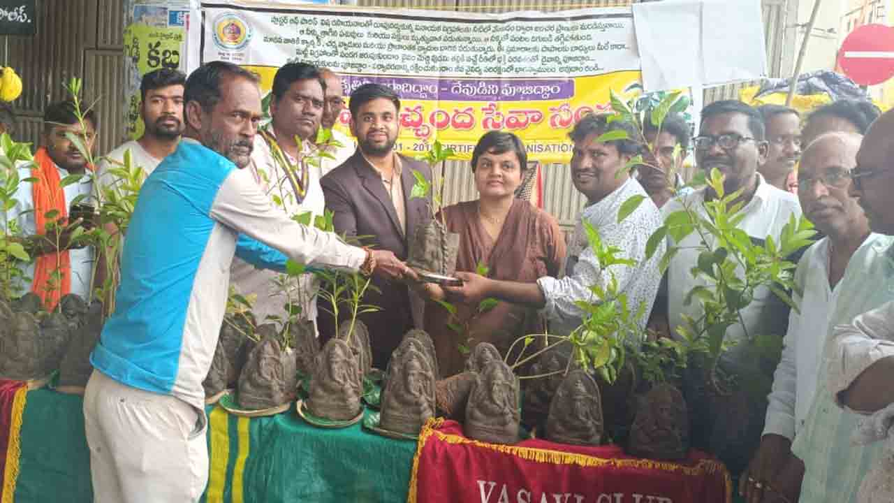 Clay Ganesh | మట్టి గణపతినే పూజించండి.. పర్యావరణాన్ని కాపాడండి.. బెల్లంపల్లి సబ్ కలెక్టర్