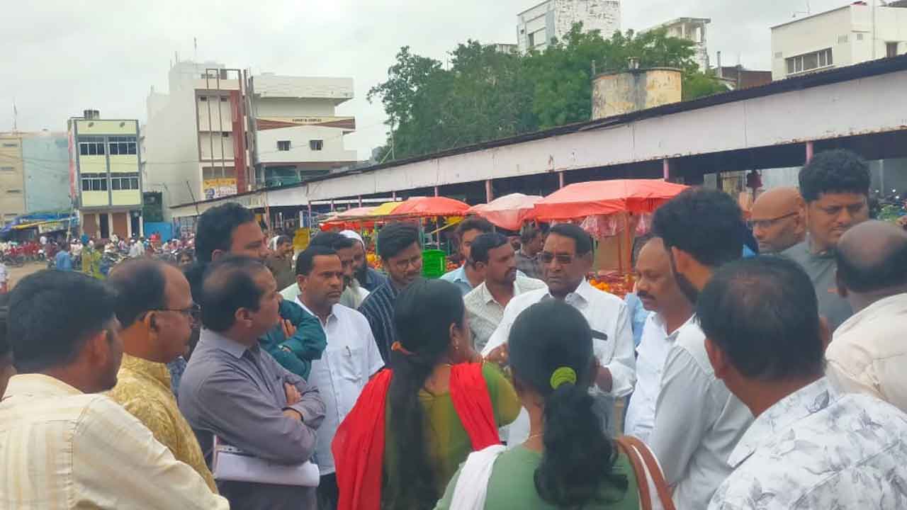 Nizamabad | గాంధీ గంజ్‌లో హైడ్రామా.. అధికారుల ఆకస్మిక పర్యటనతో కూరగాయల వ్యాపారుల ఆందోళన