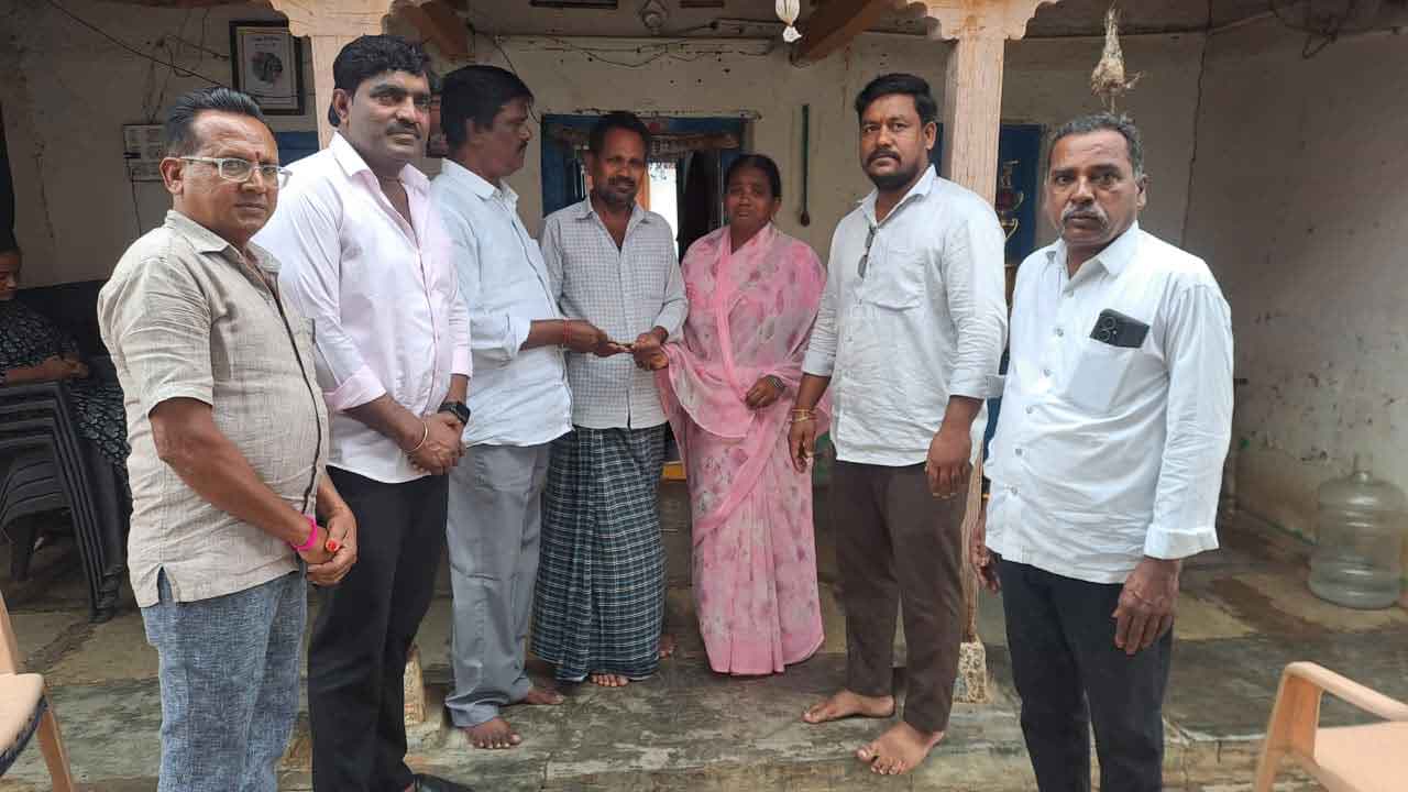 BRS leader | బాధిత కుటుంబాలకు ఆర్థిక సాయం అందజేసిన బీఆర్‌ఎస్‌ నాయకుడు