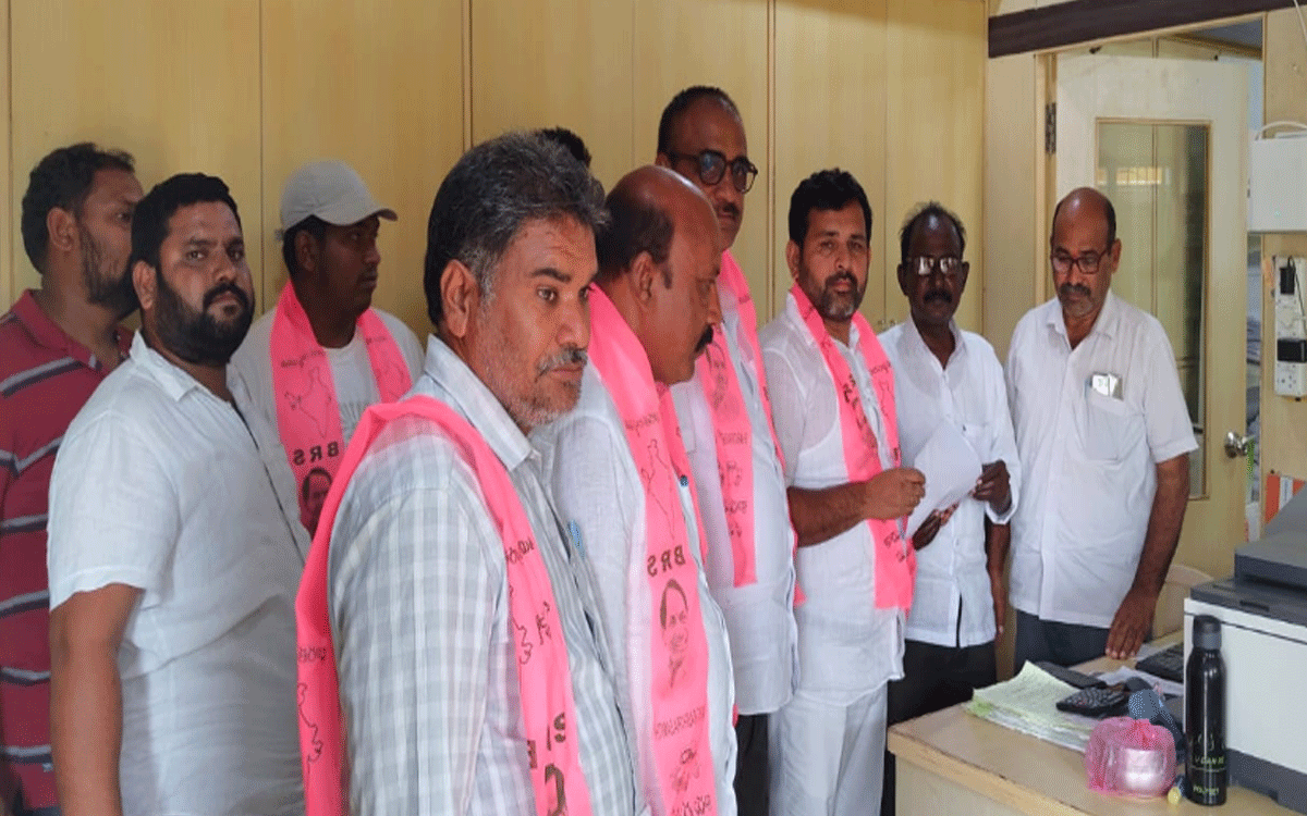 Julurupadu : పదేండ్ల‌లో లేని యూరియా కొరత ఇప్పుడెట్లొచ్చె ? : లకావత్ గిరిబాబు