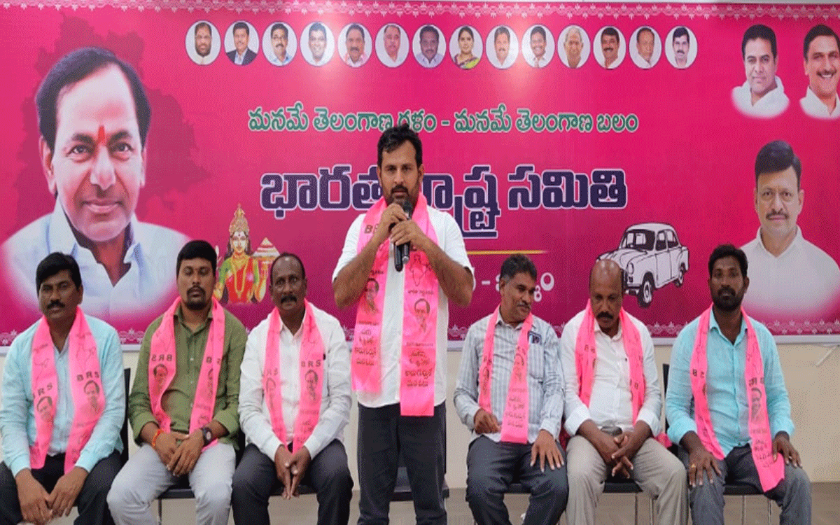 Julurupadu : సమన్వయంతో పనిచేసి అన్ని స్థానాల్లో గెలుపొందాలి : ల‌కావ‌త్ గిరిబాబు