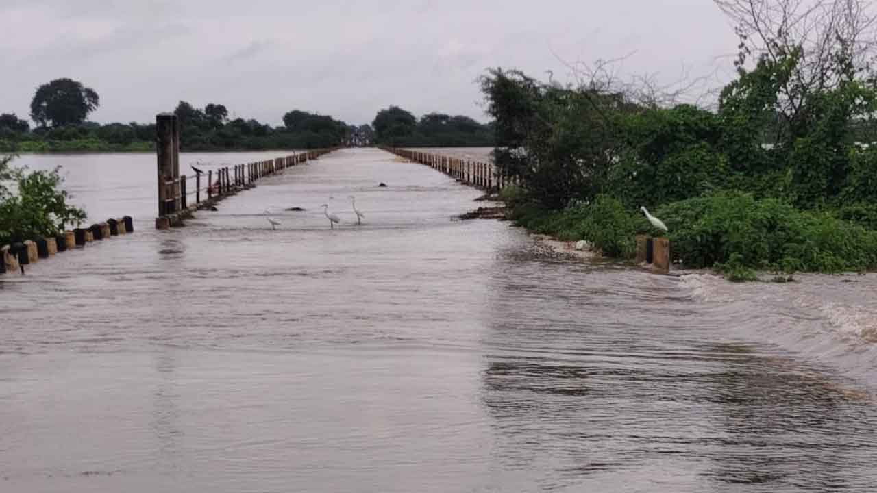 Godavari | కందకుర్తి వద్ద ఉప్పొంగిన గోదావరి .. నిలిచిన రాకపోకలు