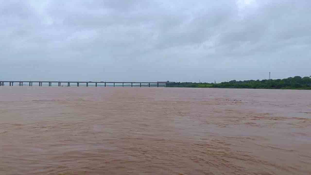 Kaleshwaram | కాళేశ్వరం త్రివేణి సంగమం వద్ద గోదావరి ఉధృతి