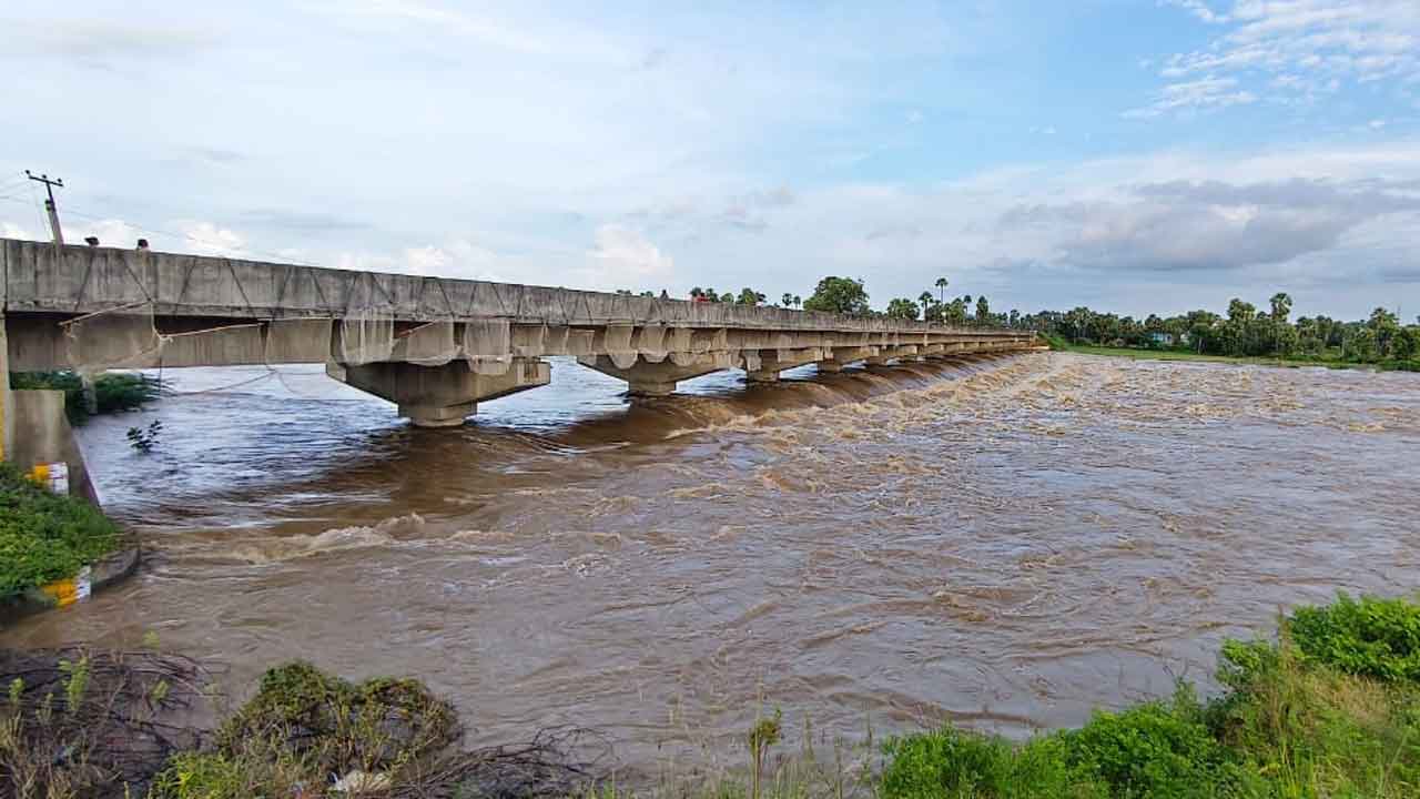 పోటెత్తిన వరద.. భారీ వర్షాలకు పొంగి ప్రవహిస్తున్న వాగులు