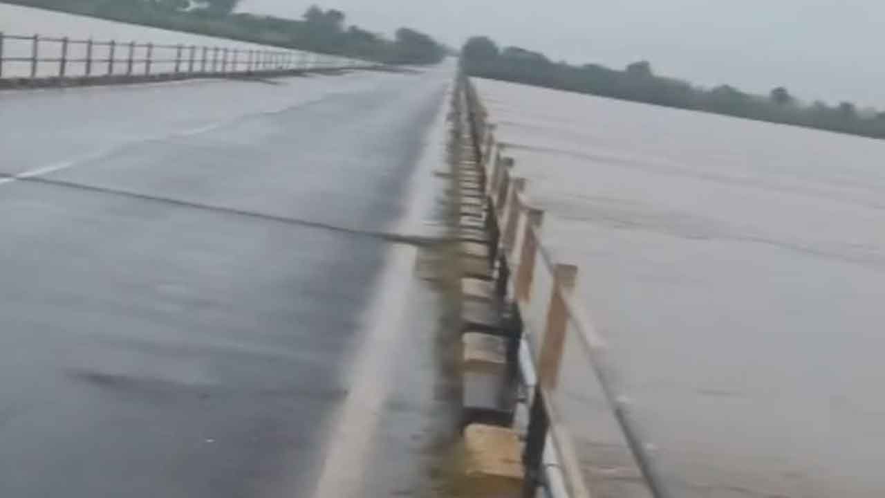 Godavari | ఉప్పొంగి ప్రవహిస్తున్న గోదావరి.. నిలిచిపోయిన అంతరాష్ట్ర రాకపోకలు