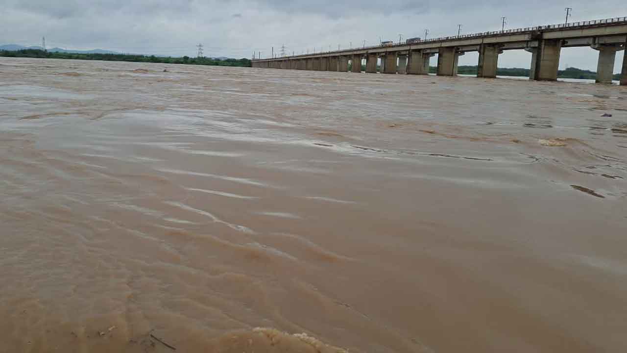 గోదావరికి వరద ఉధృతి.. భద్రాచలం వద్ద రెండో ప్రమాద హెచ్చరిక దాటి ప్రవాహం