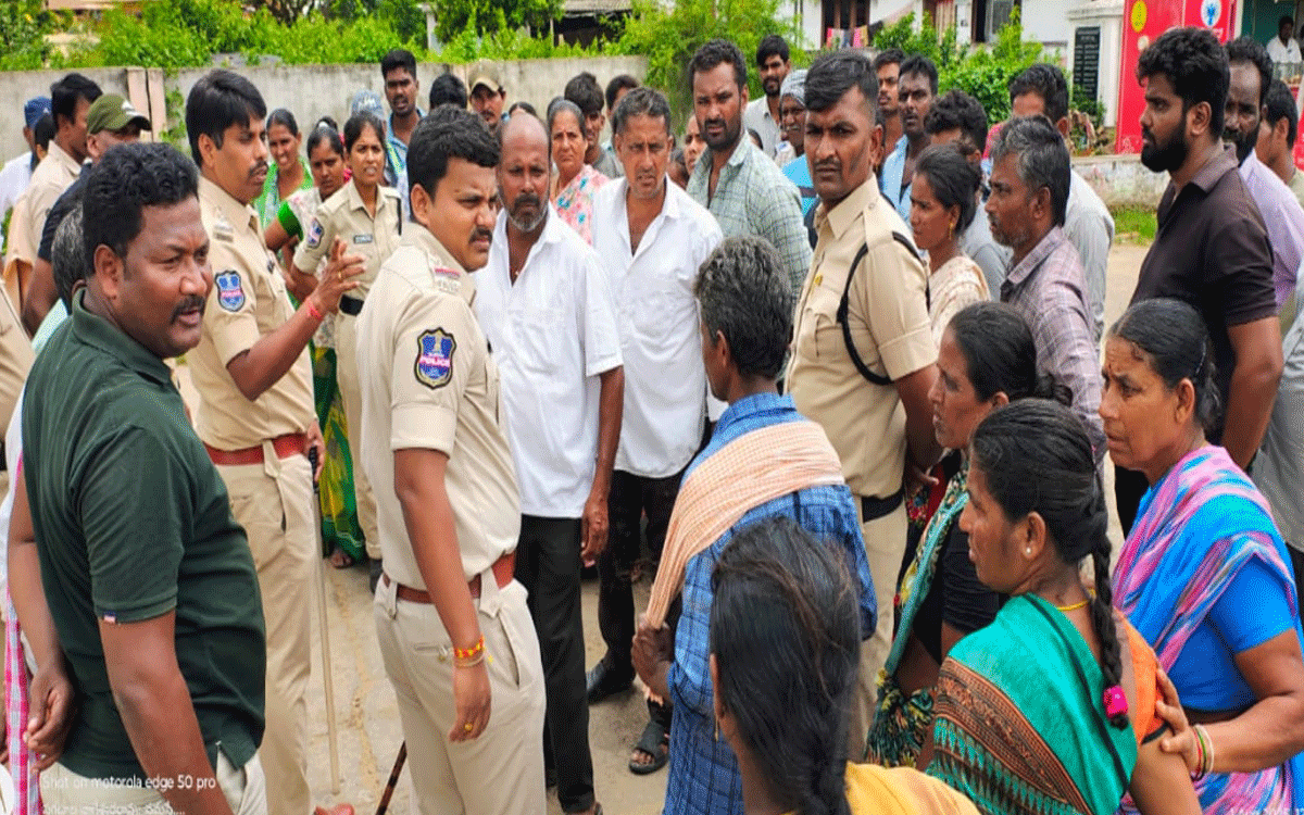 Karepalli : భూ వివాదమై పత్తి పంట ధ్వంసం