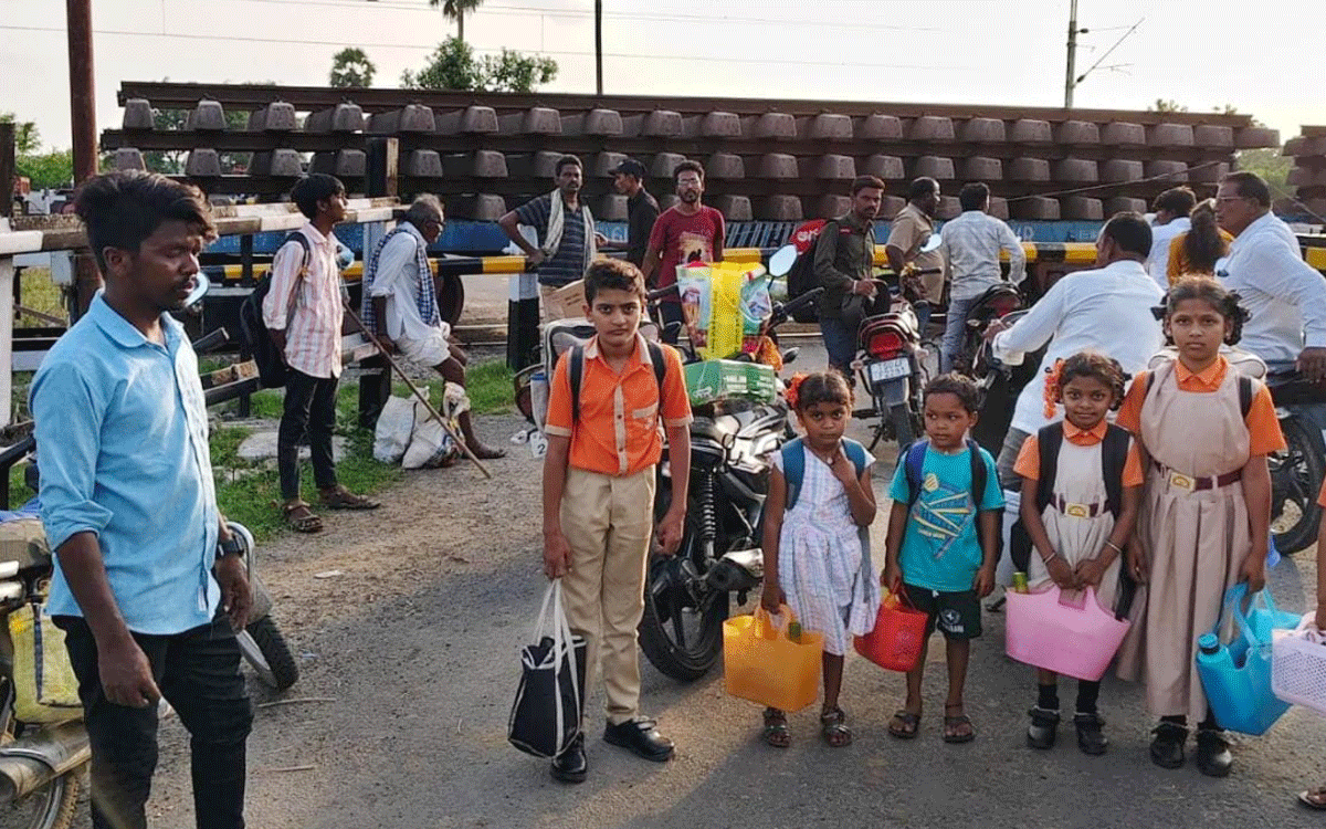 Bonakal : గోవిందాపురం రైల్వే గేట్ వ‌ద్ద ప్ర‌జ‌ల ప‌డిగాపులు