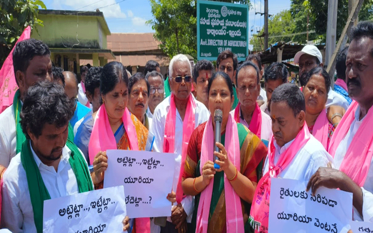 Yellandu : రైతులకు యూరియా అందించాలని బీఆర్ఎస్ ఇల్లెందు నాయ‌కుల నిర‌స‌న‌