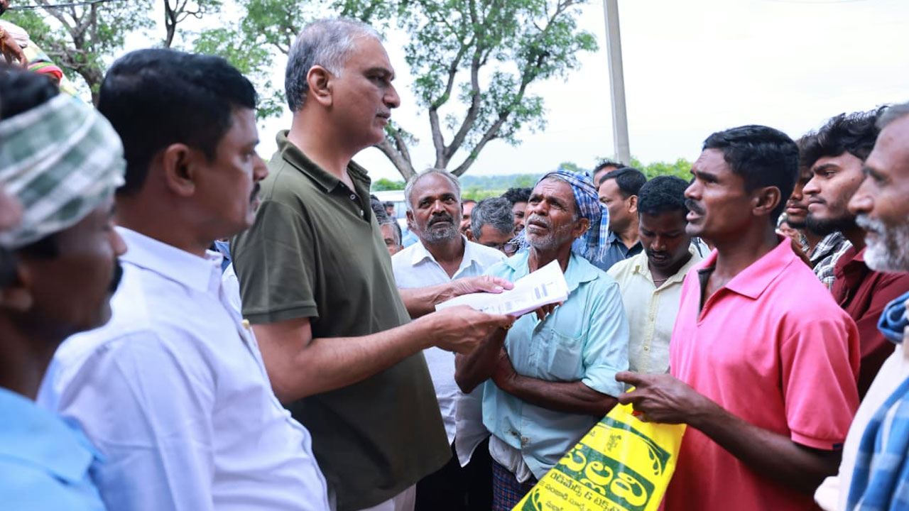 Harish Rao | యూరియా కోసం రోడ్డెక్కిన అన్న‌దాత‌లు.. కేంద్ర‌, రాష్ట్ర ప్ర‌భుత్వాల‌పై హ‌రీశ్‌రావు ఫైర్