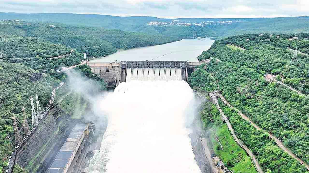 ప్రాజెక్టులకు జలకళ.. పోటెత్తుతున్న కృష్ణమ్మ.. పొంగిపొర్లుతున్న గోదావరి