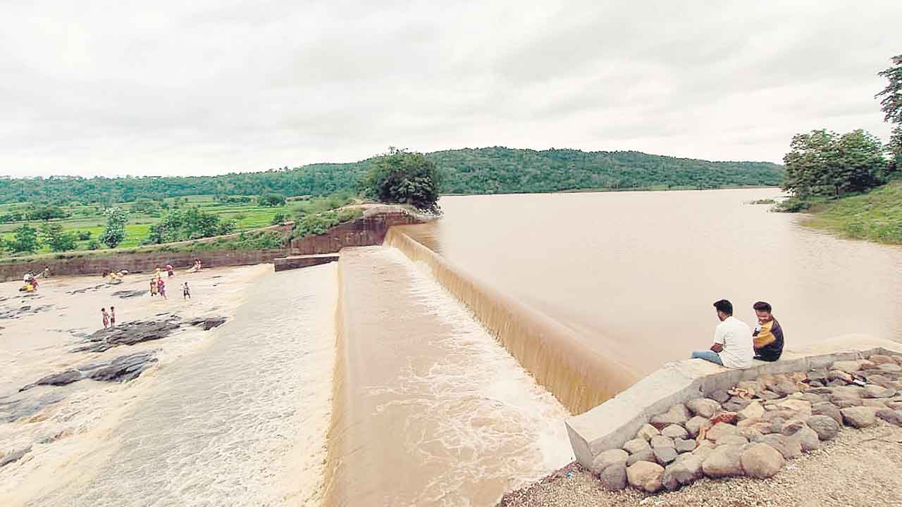 భారీ వర్షం.. ఆదిలాబాద్‌ జిల్లాను ముంచెత్తిన వరద