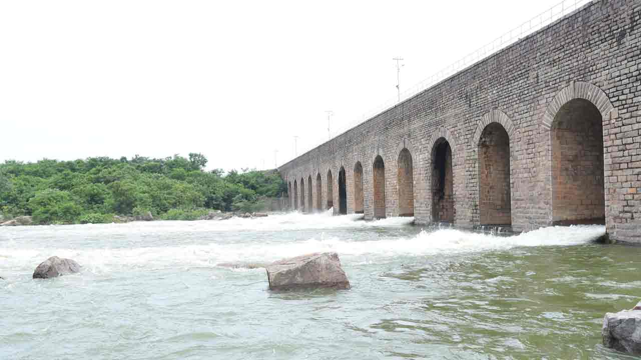 Himayat Sagar | హిమాయత్‌సాగర్‌ 4 గేట్లు ఎత్తివేత.. ఓఆర్‌ఆర్‌ సర్వీస్‌ రోడ్డు మూసివేత