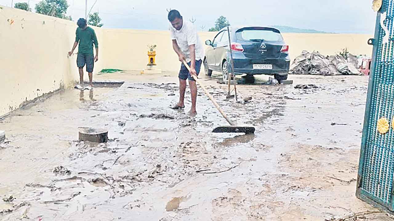 కన్నీటి వరద.. దెబ్బతిన్న ఇండ్లు, ధ్వంసమైన రోడ్లు