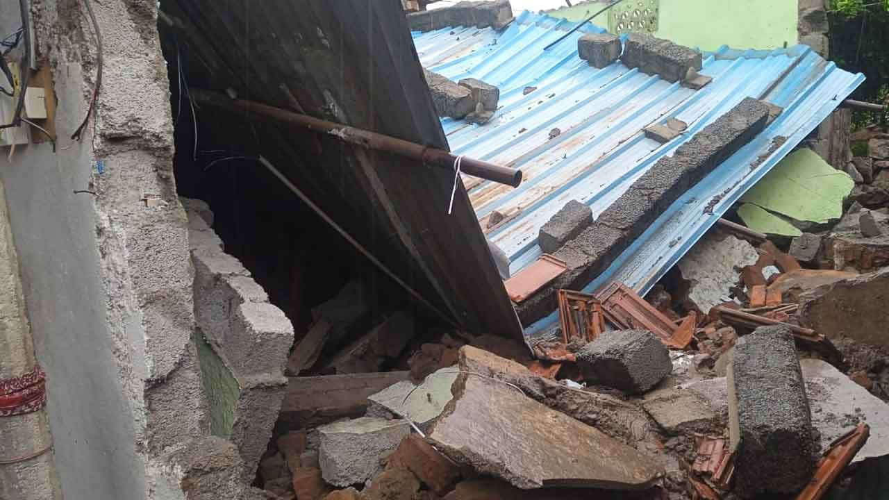 Korutla | వర్షాలకు కోరుట్లలో ధ్వంసమైన రెండు ఇల్లు.. తప్పిన ముప్పు