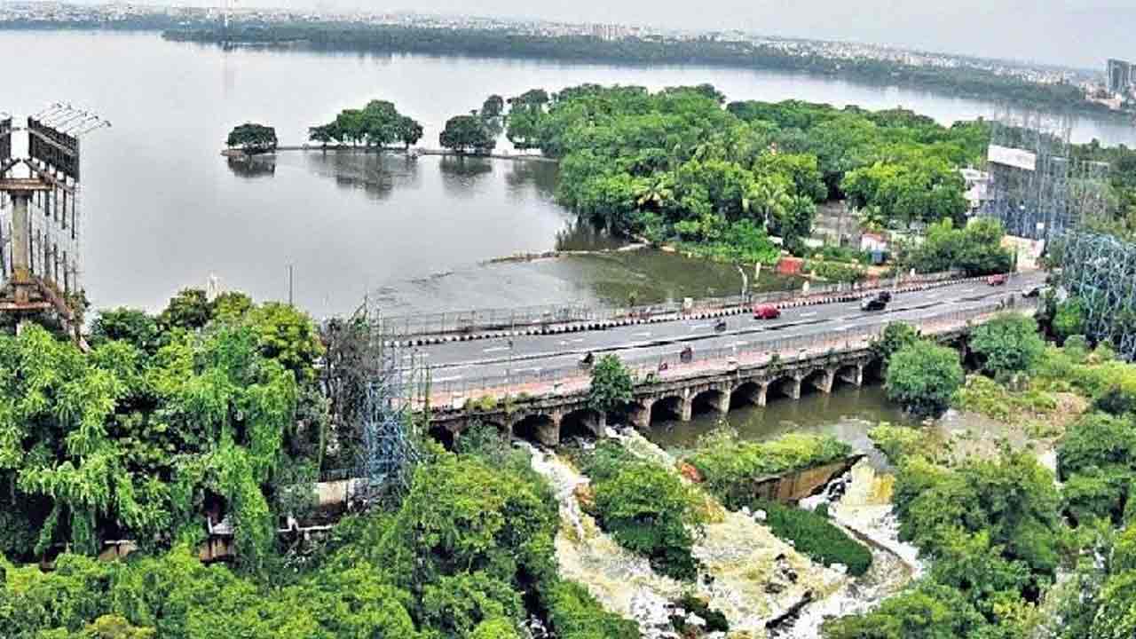 Hussain Sagar | నిండు కుండ‌లా హుస్సేన్ సాగ‌ర్.. 513 మీట‌ర్ల‌కు చేరిన నీటిమ‌ట్టం