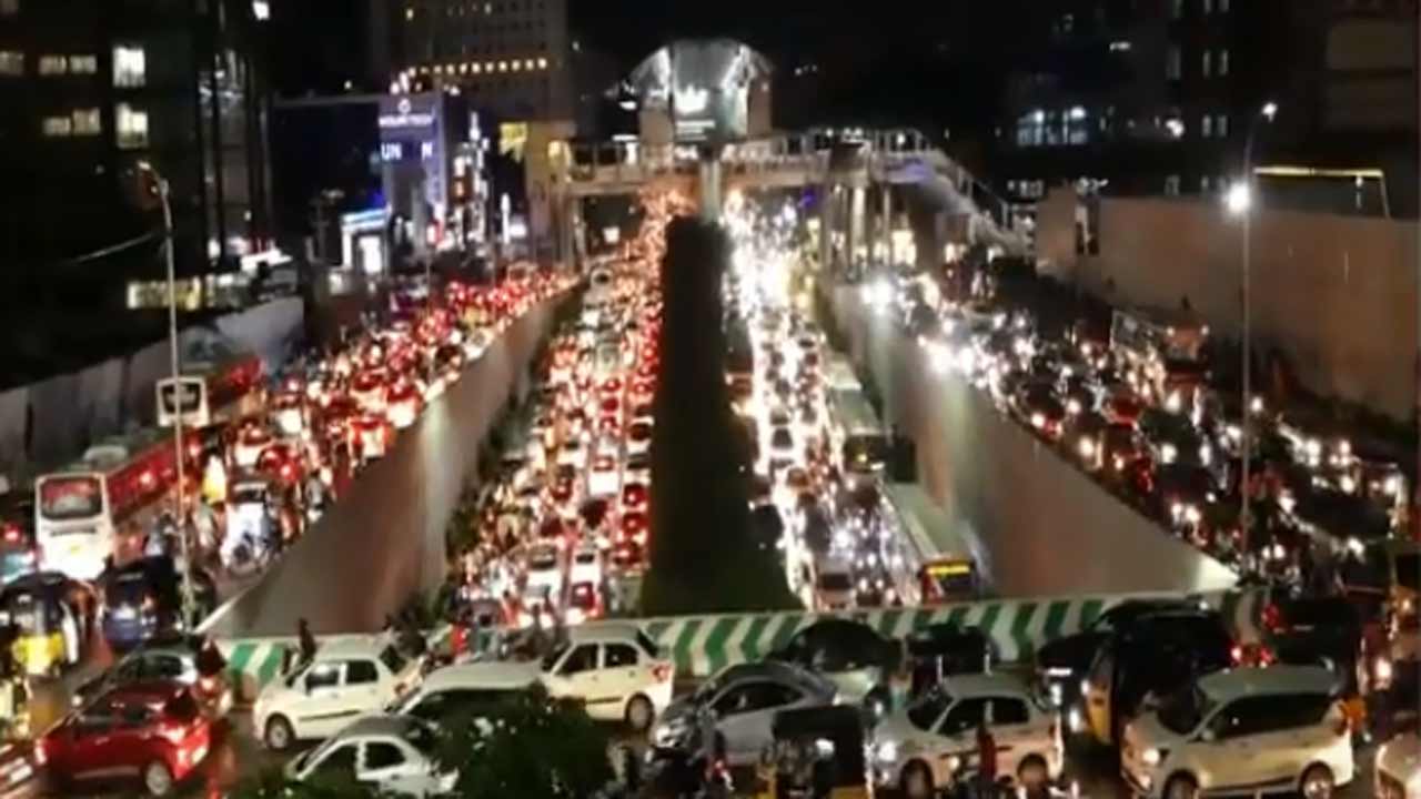 Traffic Jam | దంచికొట్టిన వాన.. హైదరాబాద్లో భారీగా ట్రాఫిక్ జామ్