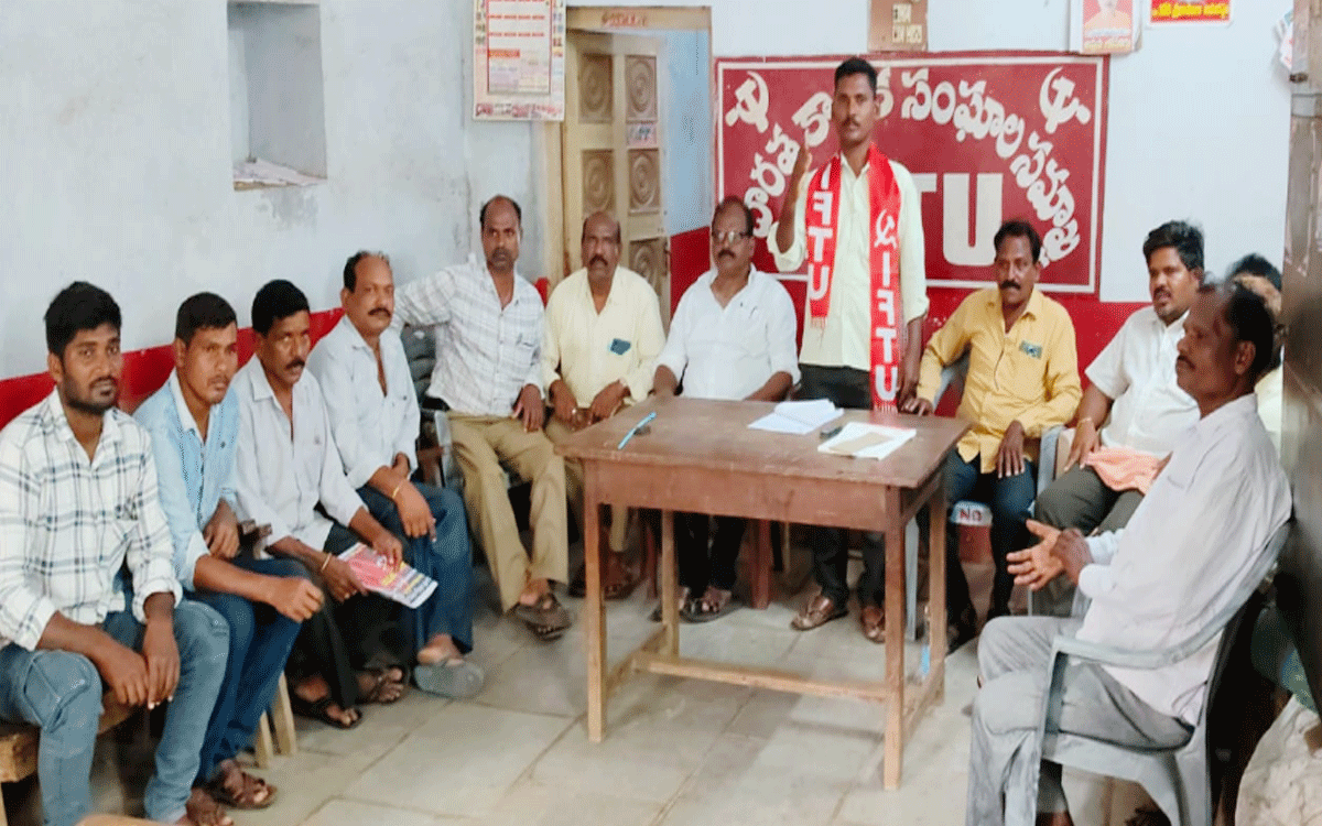 Yellandu : ‘ఇల్లెందు సీహెచ్‌సీలో పని కోల్పోయిన కార్మికులకు ఉపాధి కల్పించాలి’