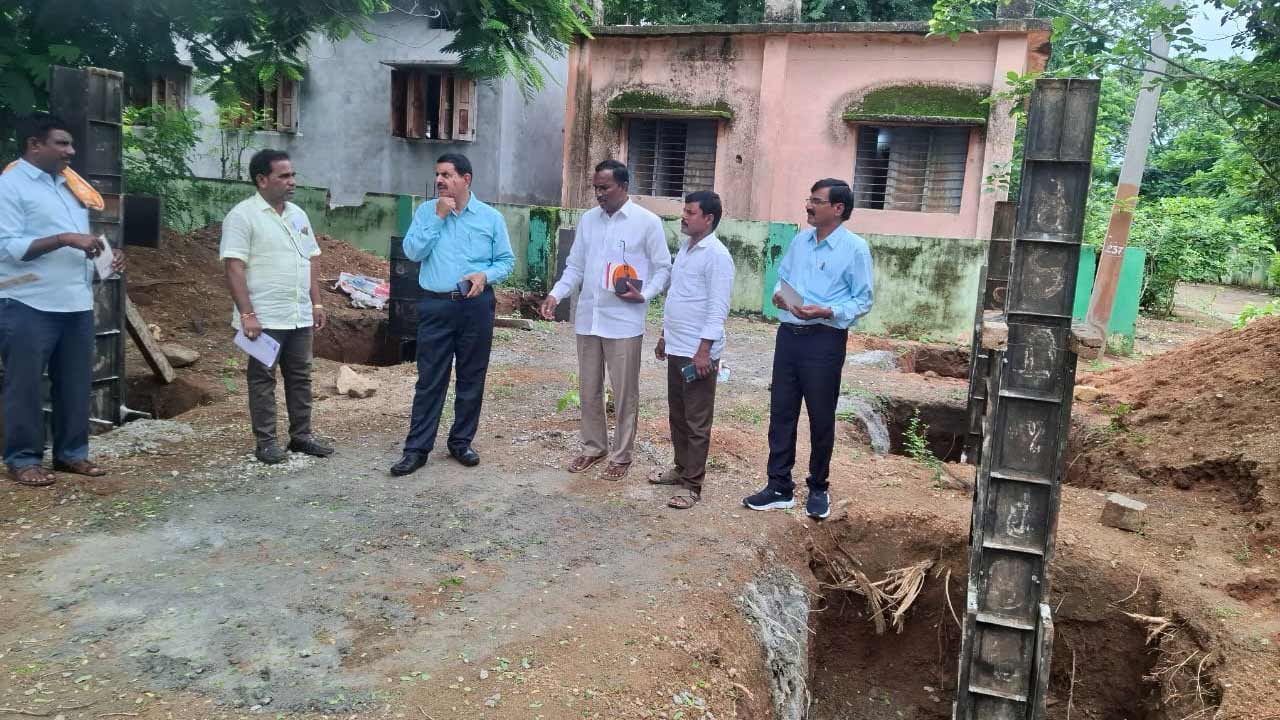 Indiramma Illu | ఇందిరమ్మ మోడల్ ఇంటి నిర్మాణాన్ని పరిశీలించిన పీడీ చలపతి