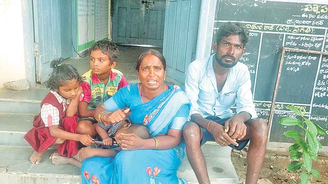 Indiramma Illu | ఇందిరమ్మ ఇల్లు అడిగితే కొట్టారు.. బాధితుల ఆవేదన