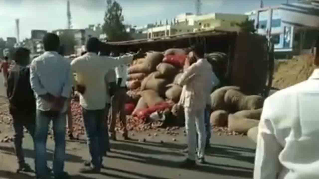 Traffic Jam | ఉల్లిగడ్డల లారీ బోల్తా.. ముంబై హైవేపై 6 కిలోమీటర్లు ట్రాఫిక్‌ జామ్‌