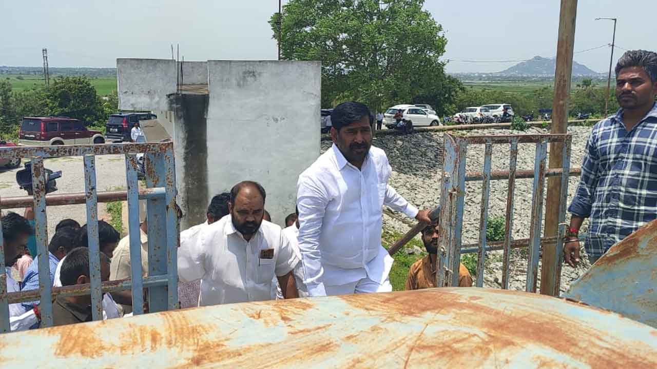 పంటలు ఎండిపోతున్నా ప్రభుత్వం పట్టించుకోవడం లేదు : ఎమ్మెల్యే జగదీష్ రెడ్డి