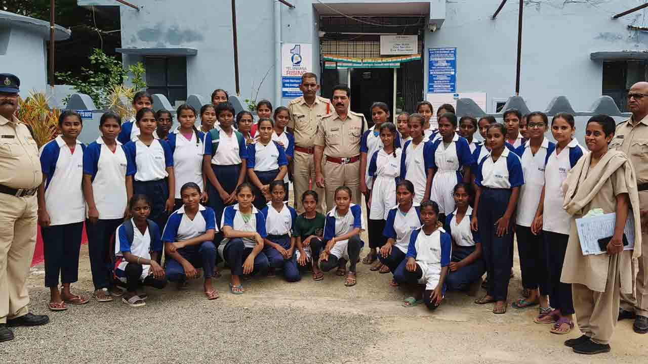 Rayapole | కబడ్డీ పోటీల్లో రెండో స్థానం.. ‘కస్తూర్బా’ విద్యార్థినులను అభినందించిన గజ్వేల్ ఏసీపీ