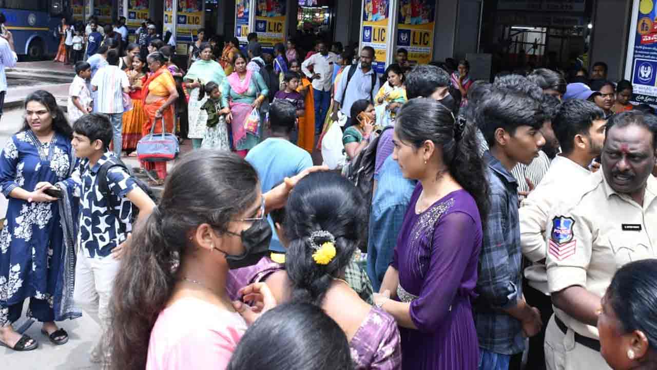 JBS | ప్ర‌యాణికుల‌తో కిక్కిరిసిపోయిన జేబీఎస్.. బ‌స్సులు మాత్రం జీరో