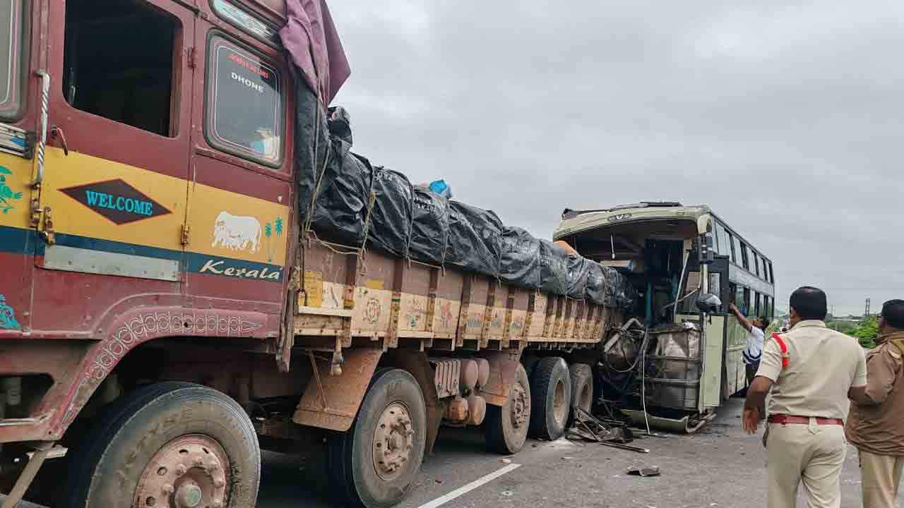Jadcherla | జడ్చర్లలో ఘోర రోడ్డు ప్రమాదం.. బస్సు డ్రైవర్‌ సహా ఇద్దరు మహిళలు మృతి
