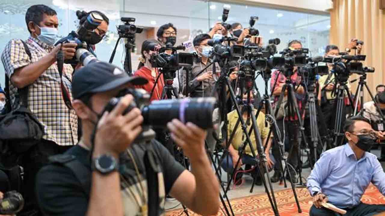 CM Revanth Reddy | ఆ జర్నలిస్టుల చెంప పగలగొట్టాలనిపిస్తది.. పత్రికా సమావేశాలు పెడితే ఎవడుపడితే వాడొస్తున్నడు!