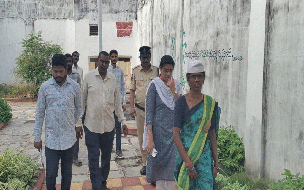 Yellandu : ఖైదీలు సత్ప్రవర్తనతో మెలగాలి : జడ్జి కీర్తి చంద్రిక రెడ్డి