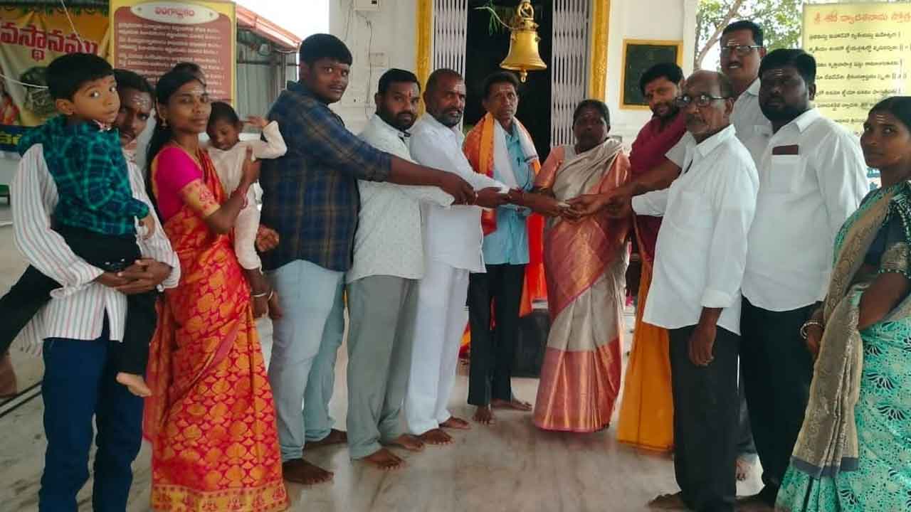 Julapalli | రాజరాజేశ్వర స్వామి ఆలయం అభివృద్ధికి విరాళం అందజేత