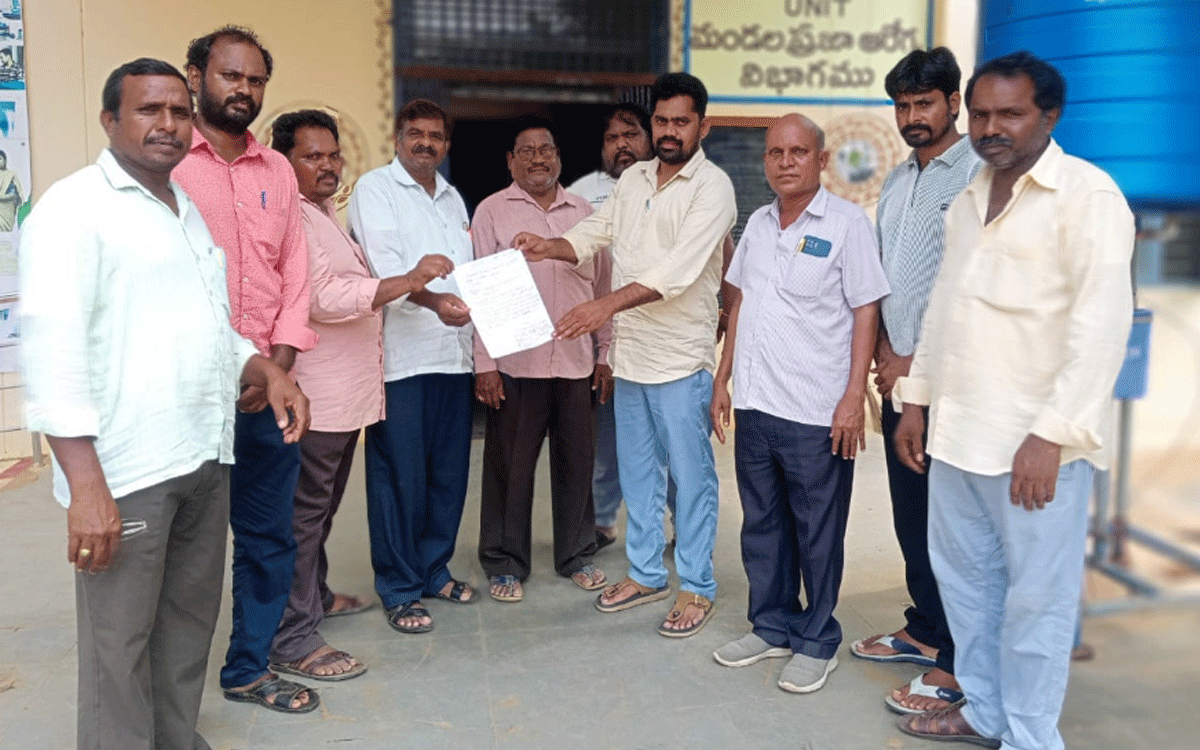 Julurupadu : ప్రాథమిక ఆరోగ్య కేంద్రాన్ని కమ్యూనిటీ హెల్త్ సెంటర్ చేయాలని ధర్నా