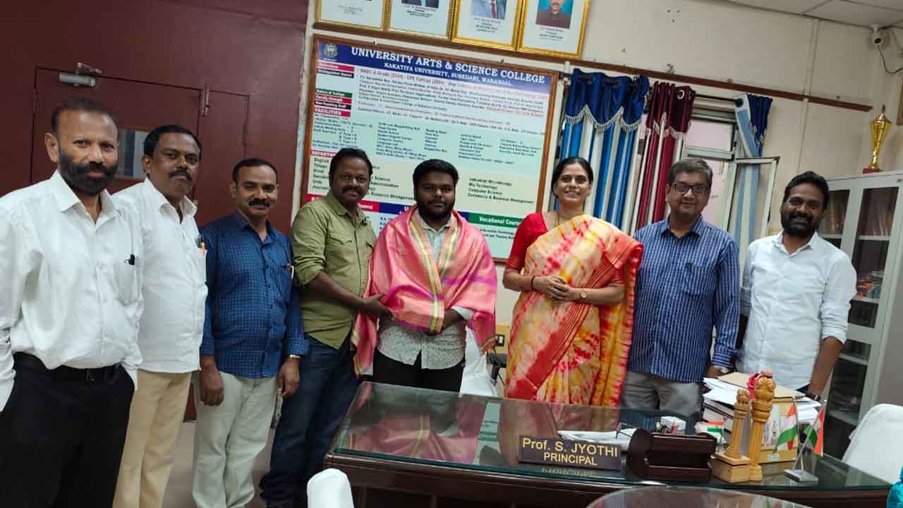 Arts College | ఆర్ట్స్ కాలేజీ విద్యార్థి వినయ్‌ని అభినందించిన ప్రిన్సిపాల్‌ సుంకరి జ్యోతి