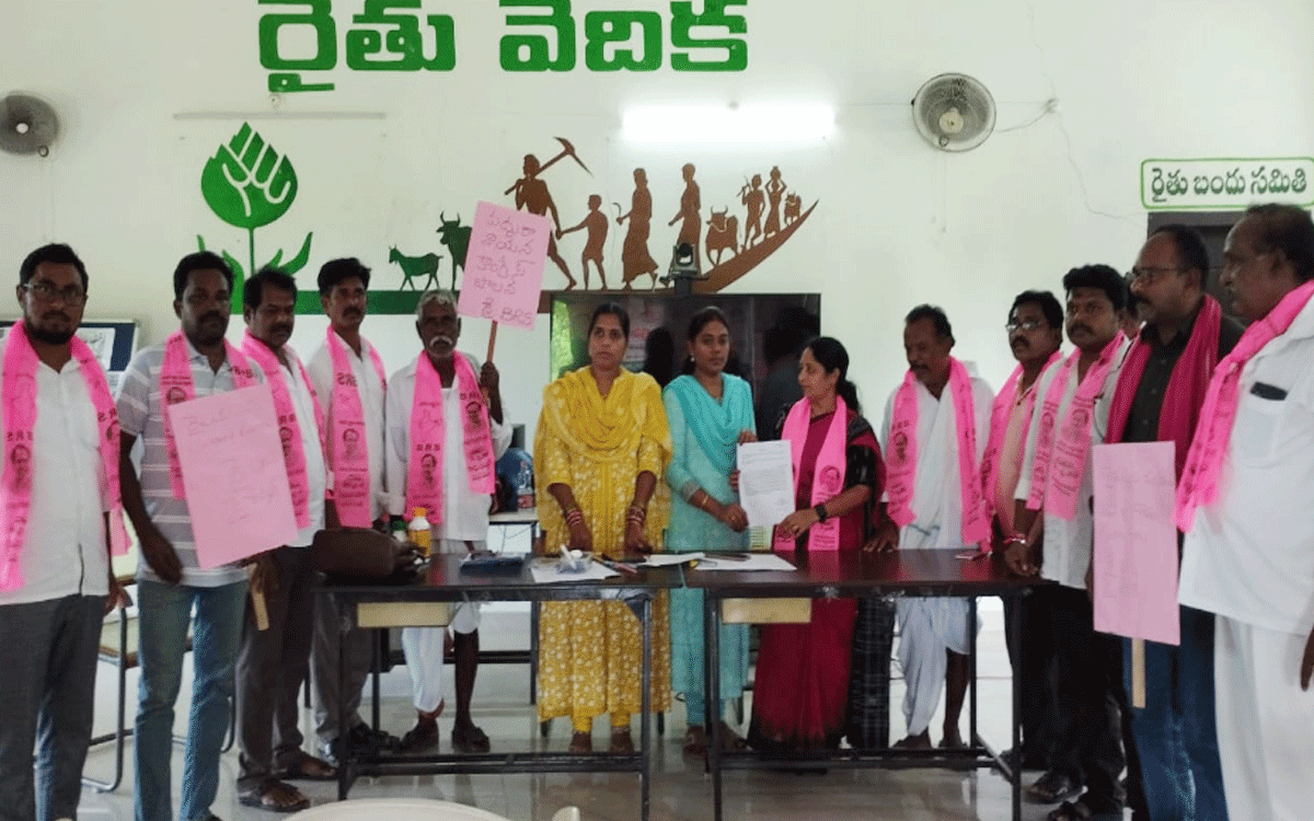 Kothagudem Urban : రైతులకు సరిపడా యూరియా పంపిణీ చేయాలి : కాపు సీతాలక్ష్మి