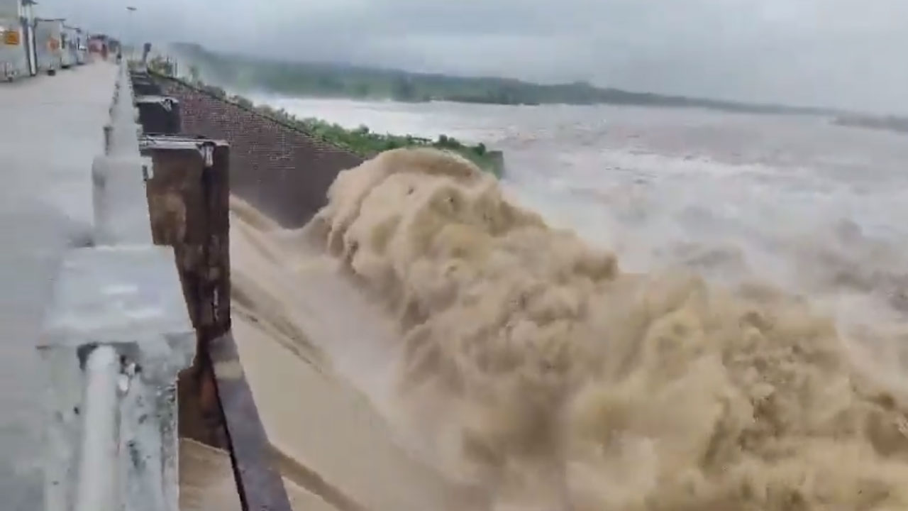 Kadem Project | కడెం ప్రాజెక్టుకు పోటెత్తిన వరద.. 17 గేట్లు ఎత్తి దిగువ‌కు నీటి విడుద‌ల‌