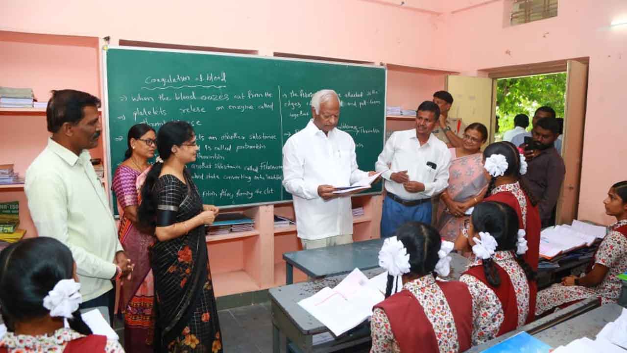 MLA Kadiyam Srihari | శివునిపల్లి గిరిజన బాలికల ఆశ్రమ పాఠశాలను కళాశాలగా అప్‌గ్రేడ్‌ చేస్తాం : ఎమ్మెల్యే ఎమ్మెల్యే కడియం