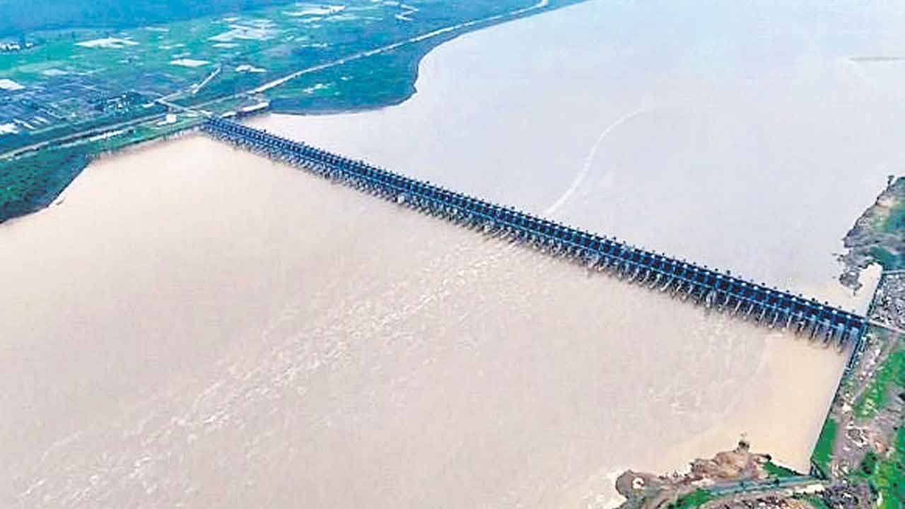 తెలంగాణ విధాతపై వికృత రాజకీయం