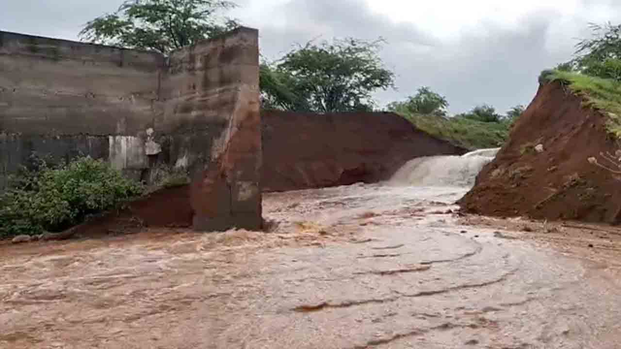 Kalwakurthy Lift irrigation | కల్వకుర్తి ఎత్తిపోతల పథకం డీ82 ప్రధాన కాలువకు గండి.. నీటమునిగిన పొలాలు