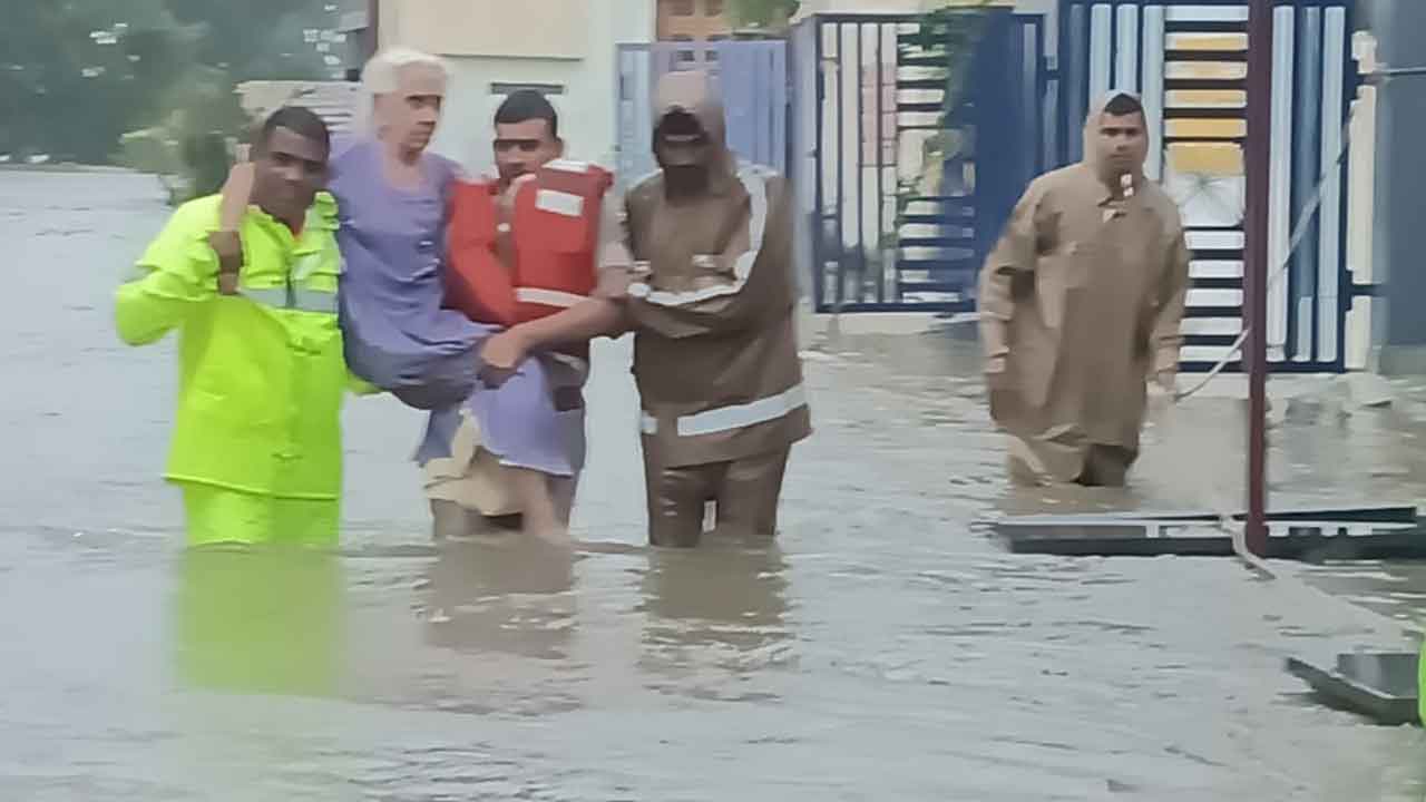 Kamareddy | కామారెడ్డి జిల్లాలో భారీ వర్షాలు.. వరదలకు కొట్టుకుపోయిన కార్లు